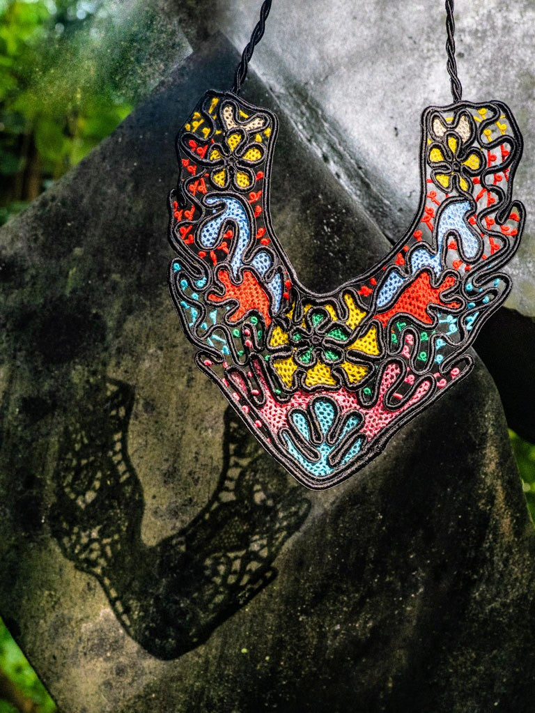 colar de renda irlandesa colorido