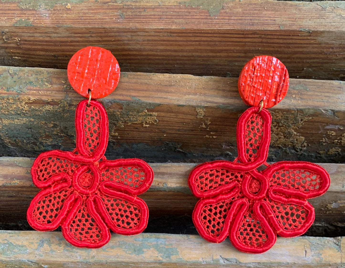 brincos de renda vermelho