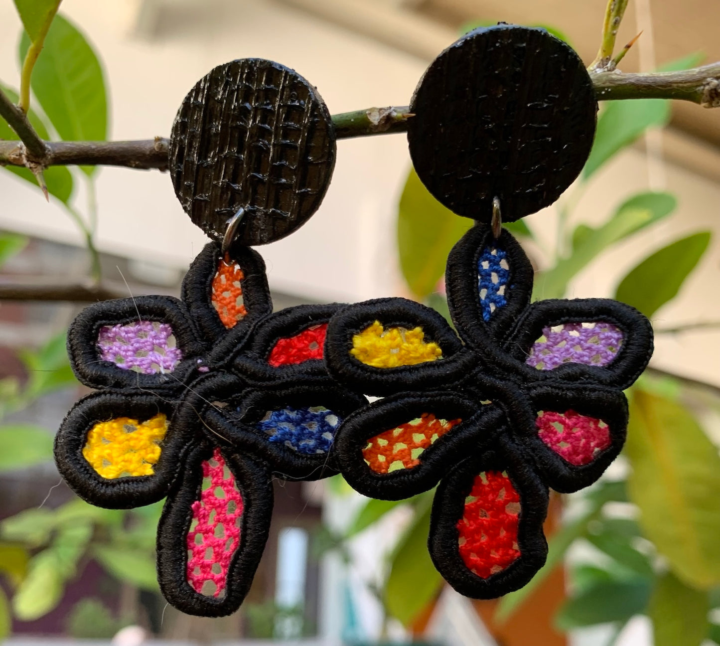 brincos d renda coloridos