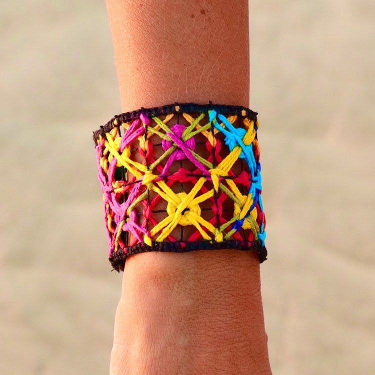 Alegria, pulseira bordada feita a mão