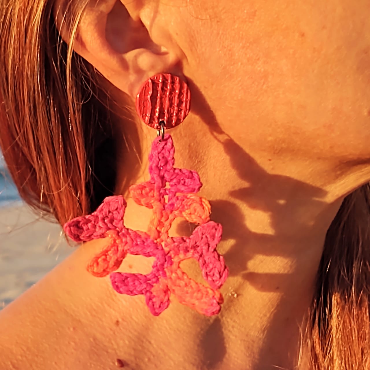 brincos coral de crochet