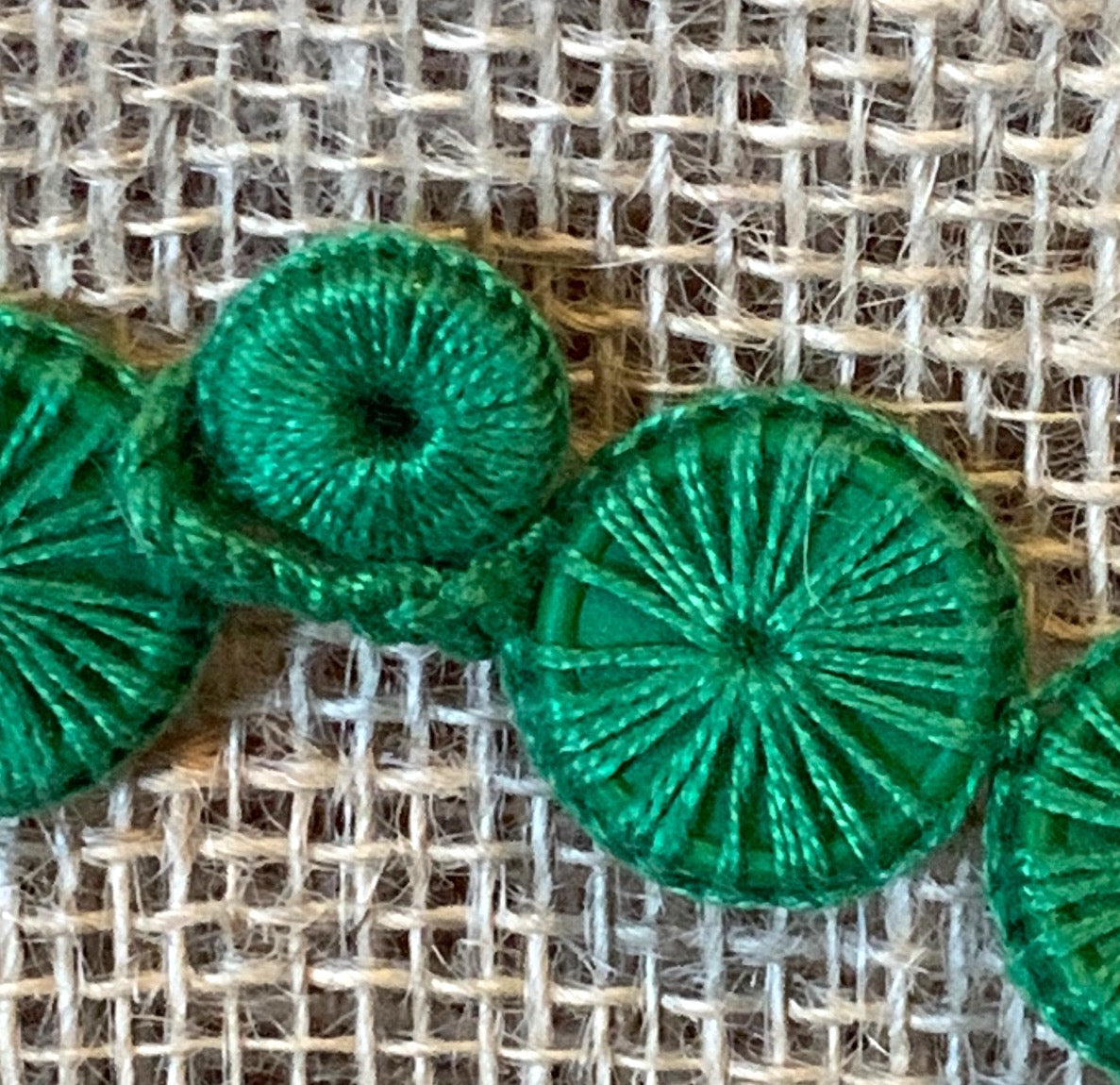 Flor, colar de tampinhas de plástico recicladas