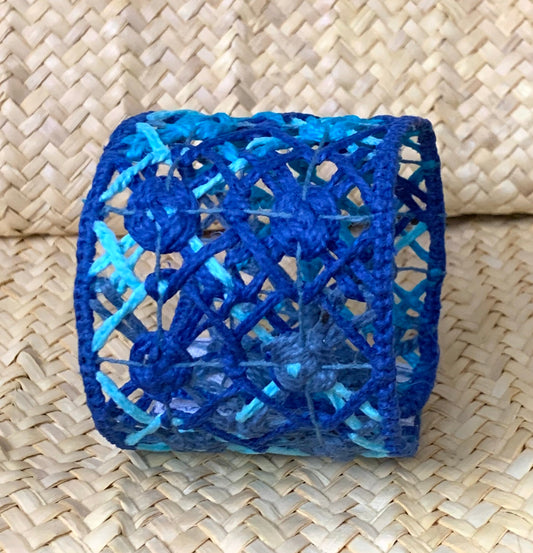 Alegria, pulseira bordada feita a mão