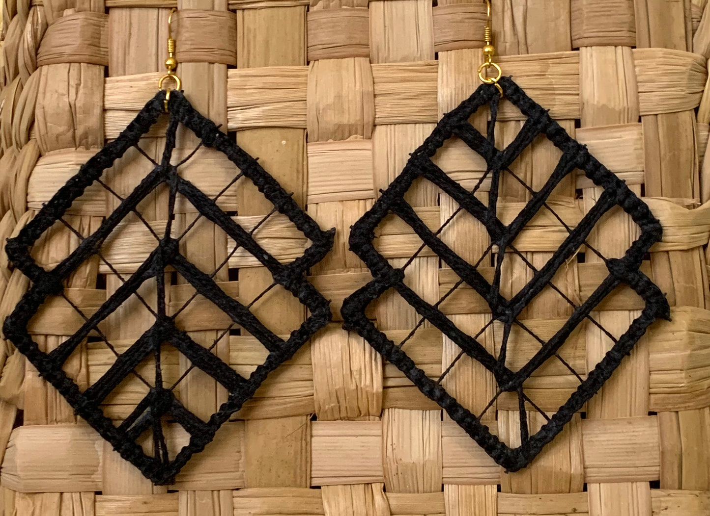 Isca, brincos bordados