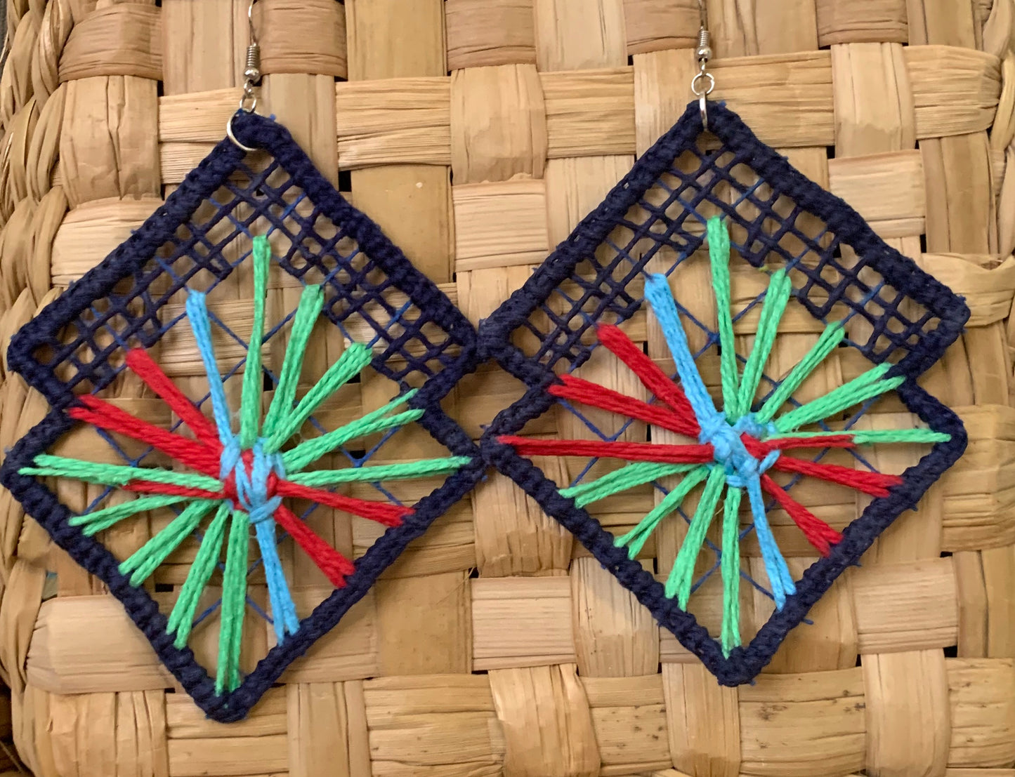 Cores, brincos bordados