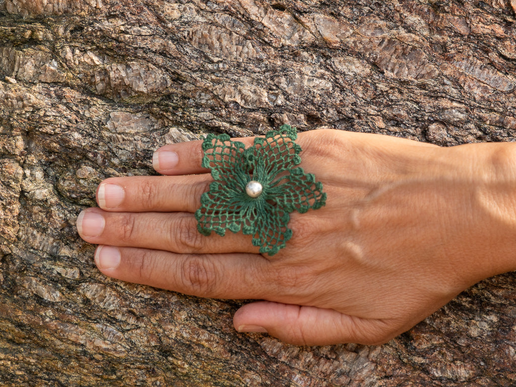 Primula, anel em prata e renda singeleza