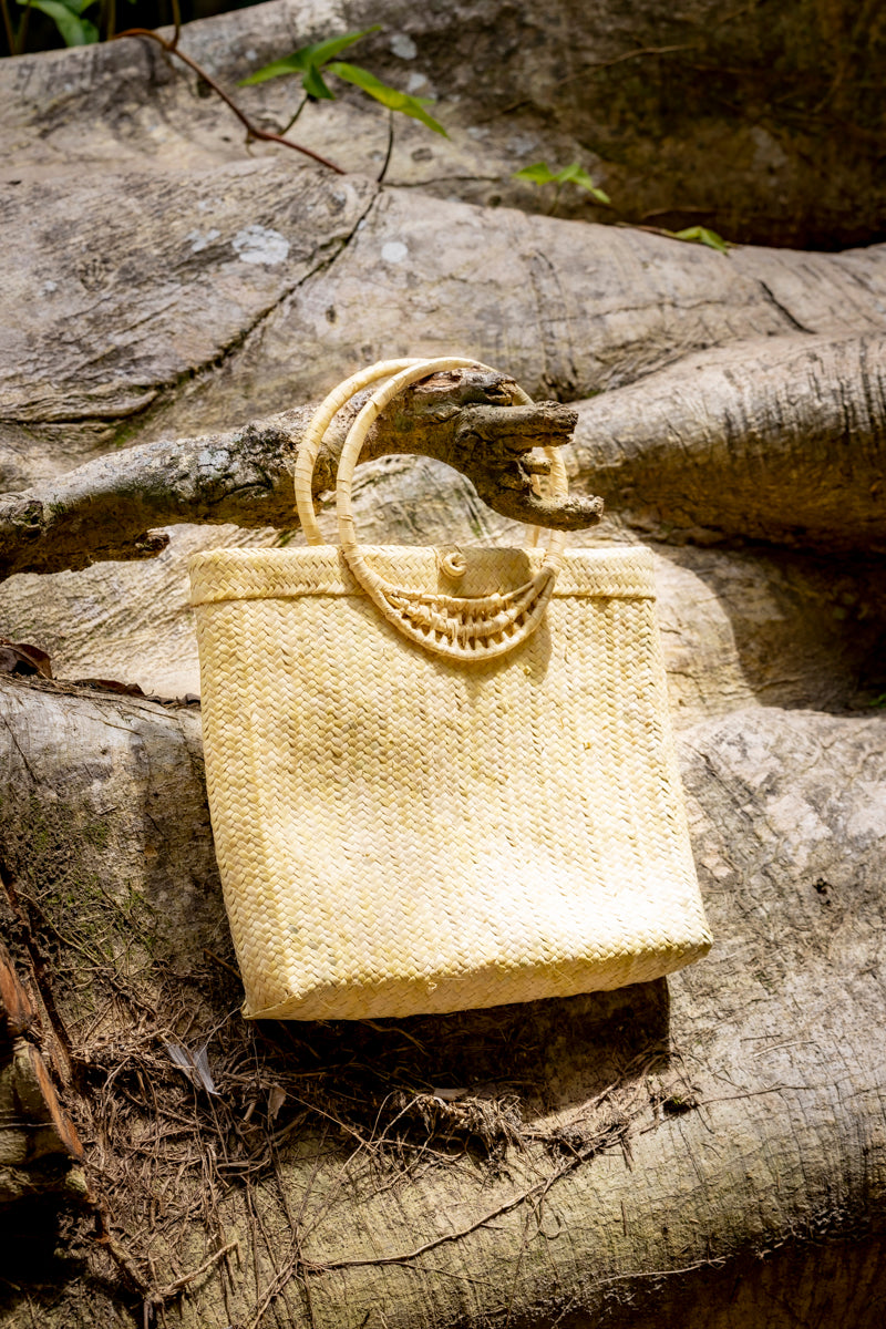 Bolsa de palha feita a mão