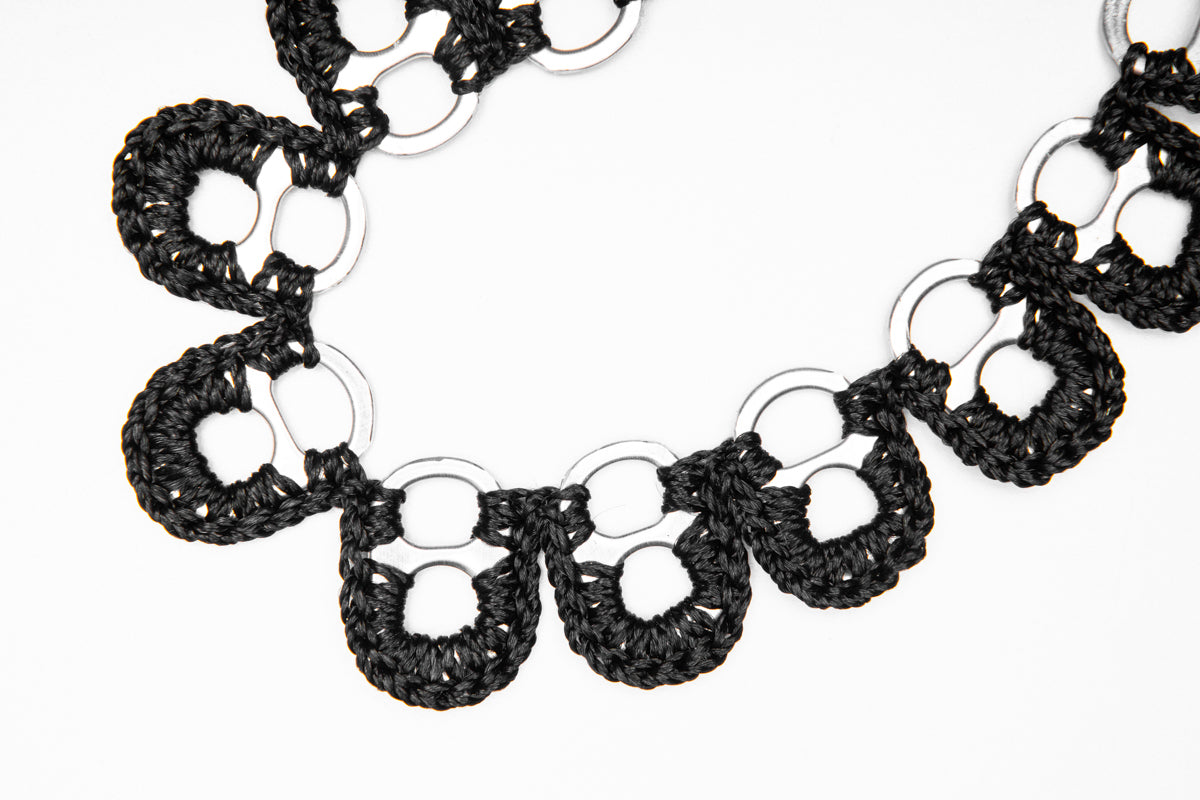 Up and down, colar de lata e Croche