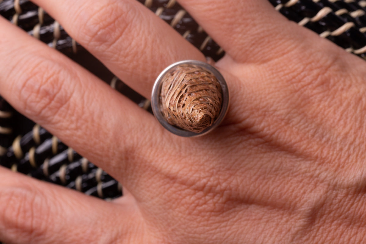 Cone, Anel de Fibra de Banana e Prata — Joia Sustentável