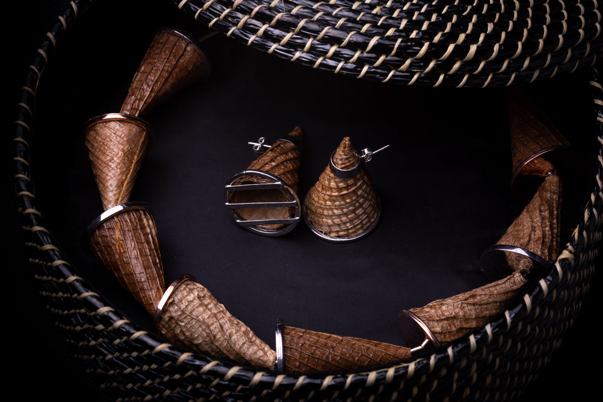 brincos de prata e bananeira