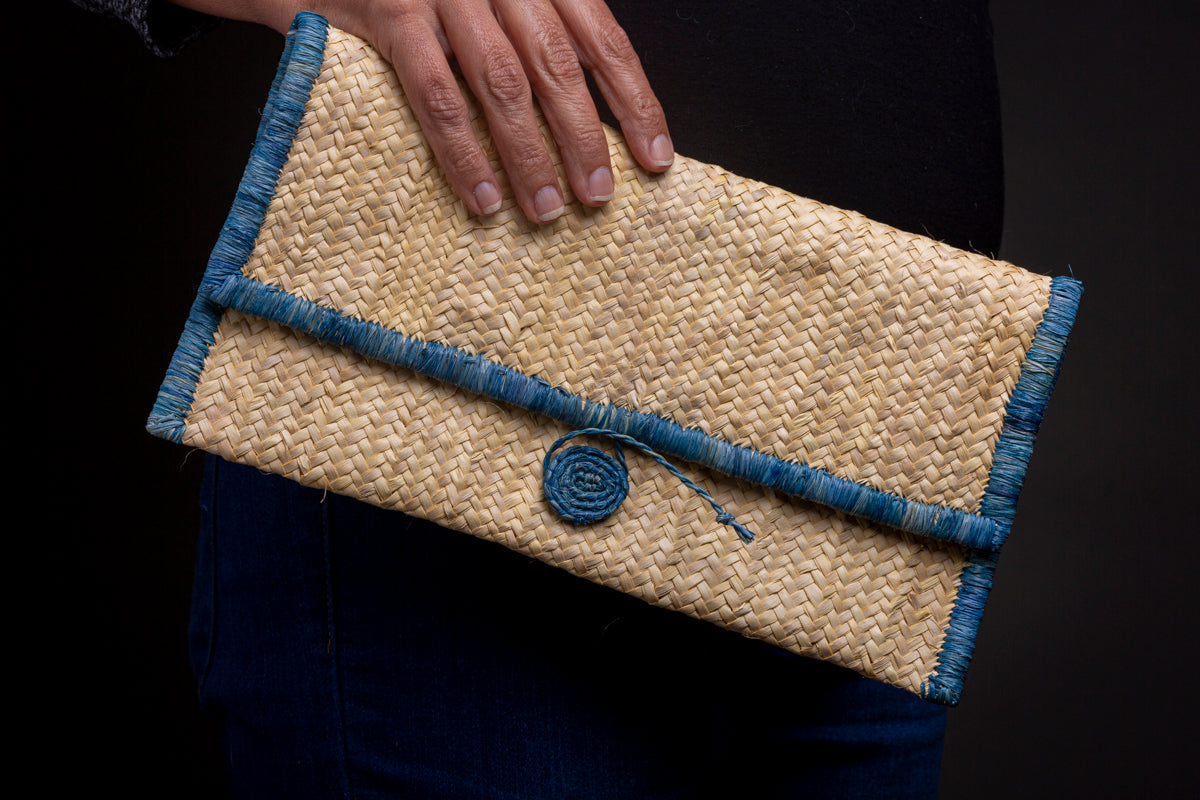 Carteira de palha feita a mão no Brasil