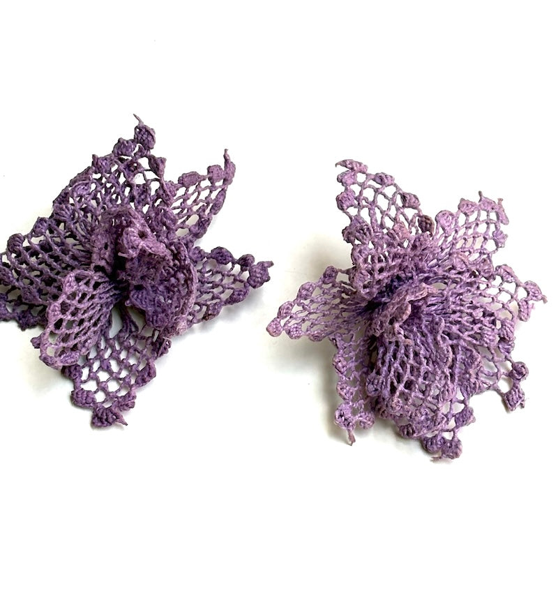 Rosa do deserto, brincos de renda