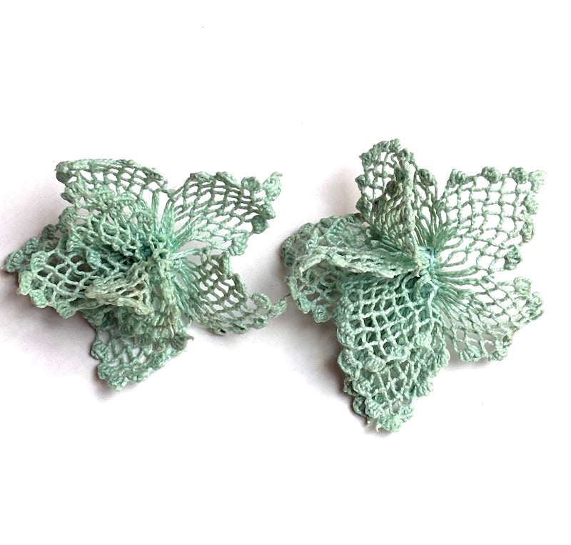 Rosa do deserto, brincos de renda