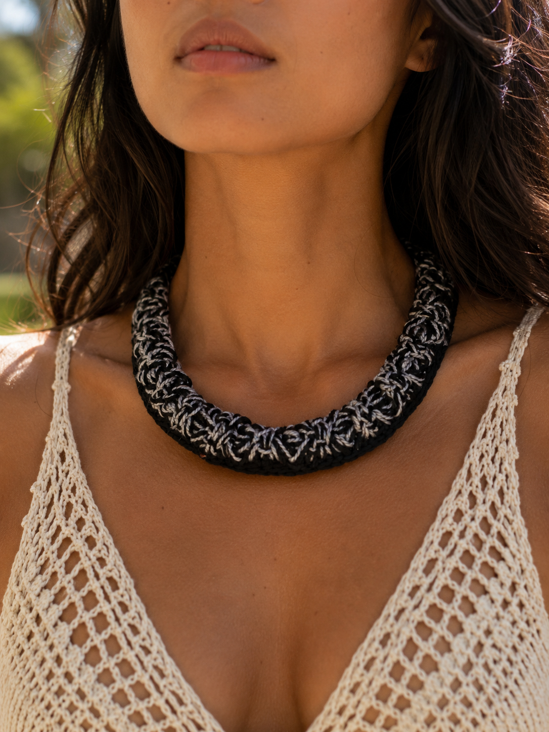 Filó, colar chocker de bordado filet