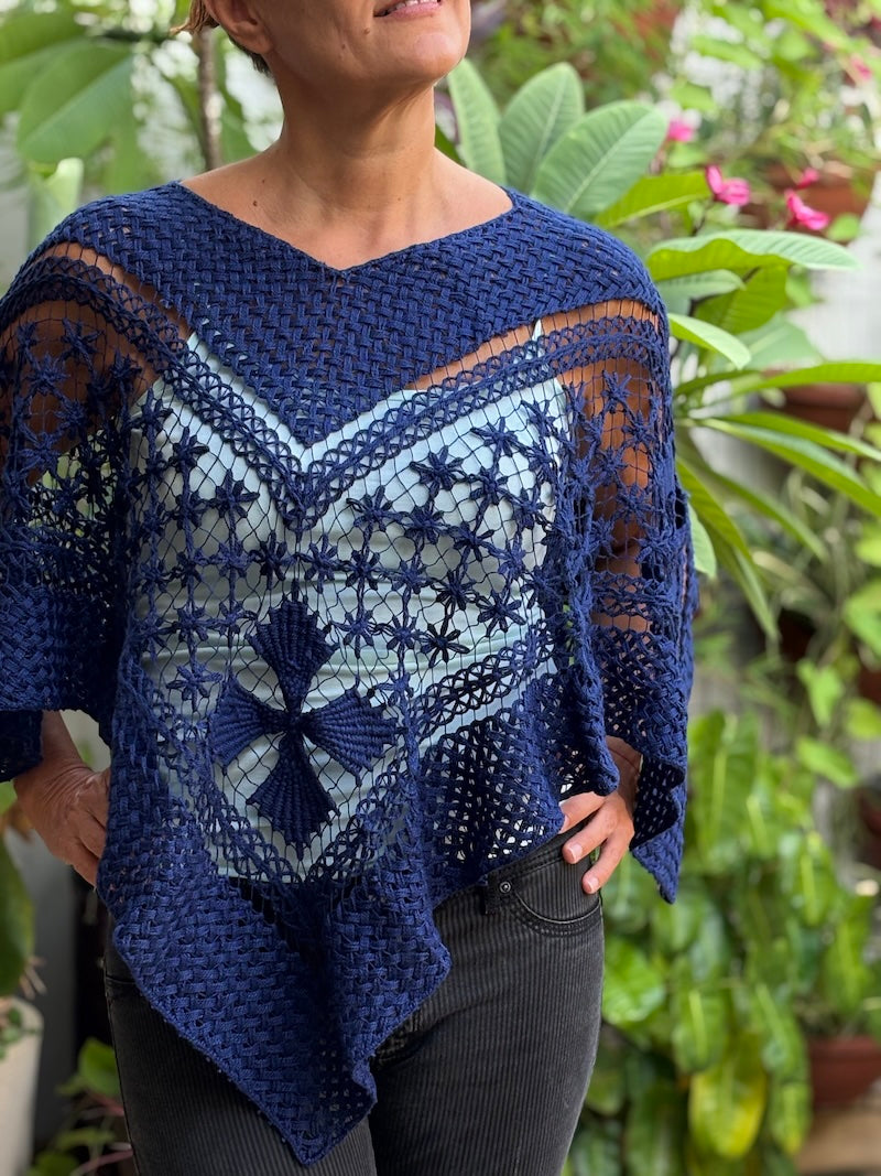 Lola, poncho grande Bordado à Mão | Peça Artesanal e Consciente para Elegância e Conforto (Cópia)