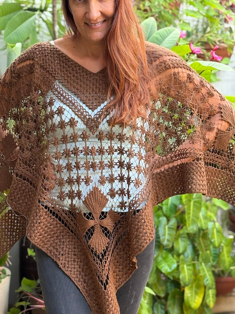 Lola, poncho grande Bordado à Mão | Peça Artesanal e Consciente para Elegância e Conforto (Cópia)