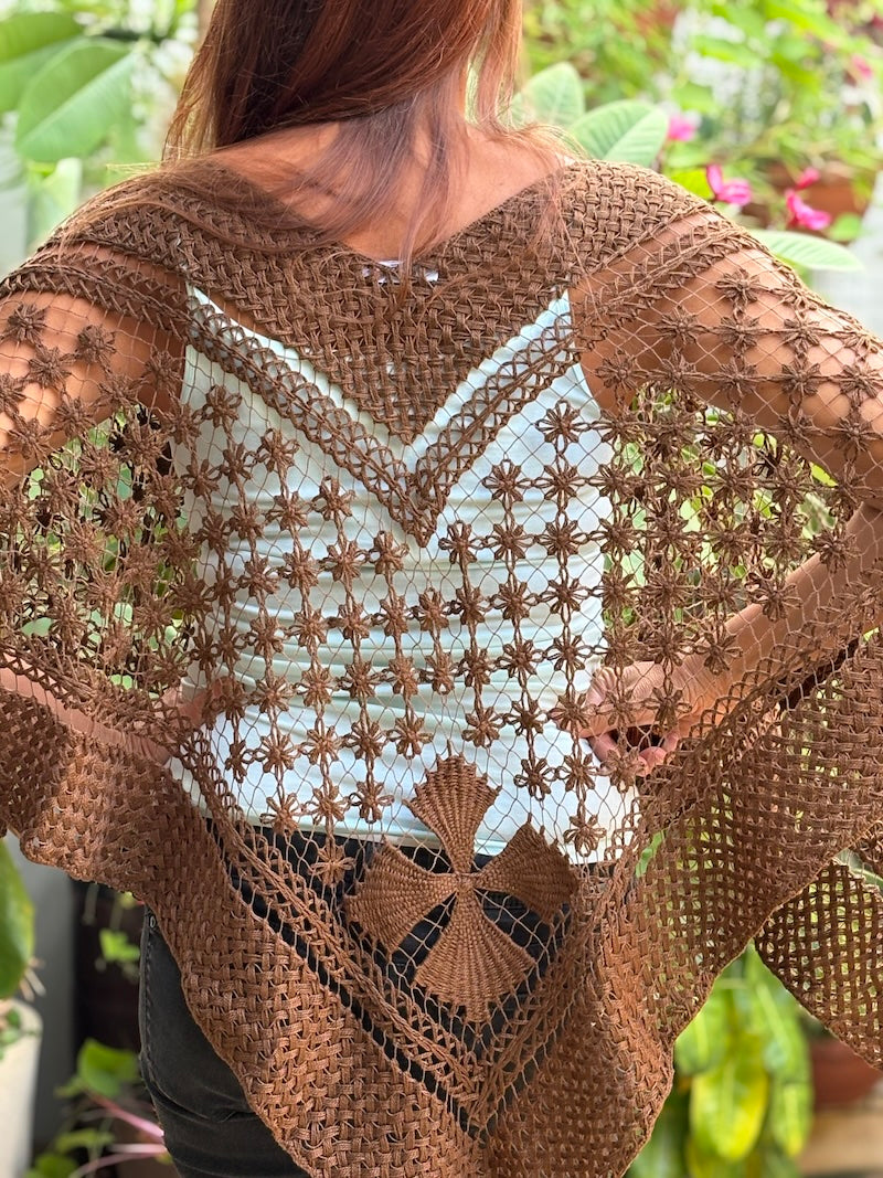 Lola, poncho grande Bordado à Mão | Peça Artesanal e Consciente para Elegância e Conforto (Cópia)