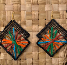 Carregar imagem no visualizador da galeria, Magic colors, embroidery filé earrings