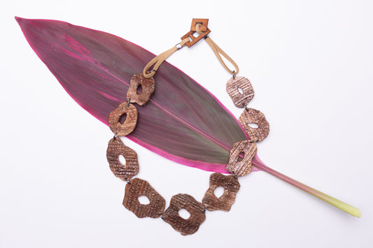 Molecula, colar sustentavel de bananeira