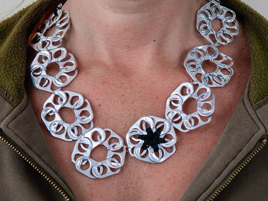 Flores, colar de lata reciclada