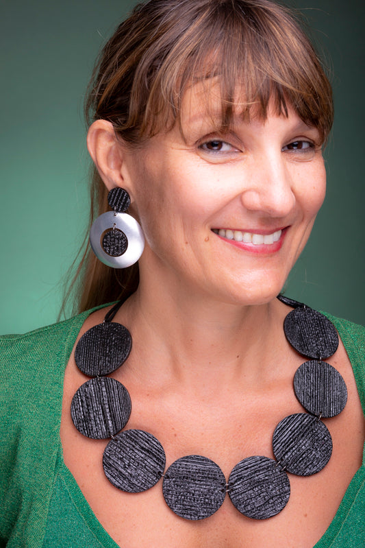 Maxi buttons, banana necklace 