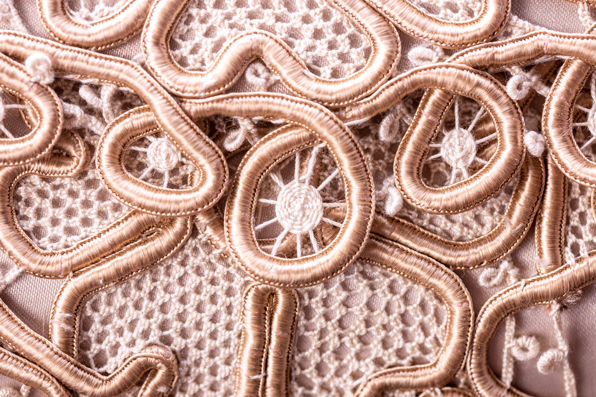 Bolsa de Renda Irlandesa – Delicadeza Artesanal e Elegância Atemporal