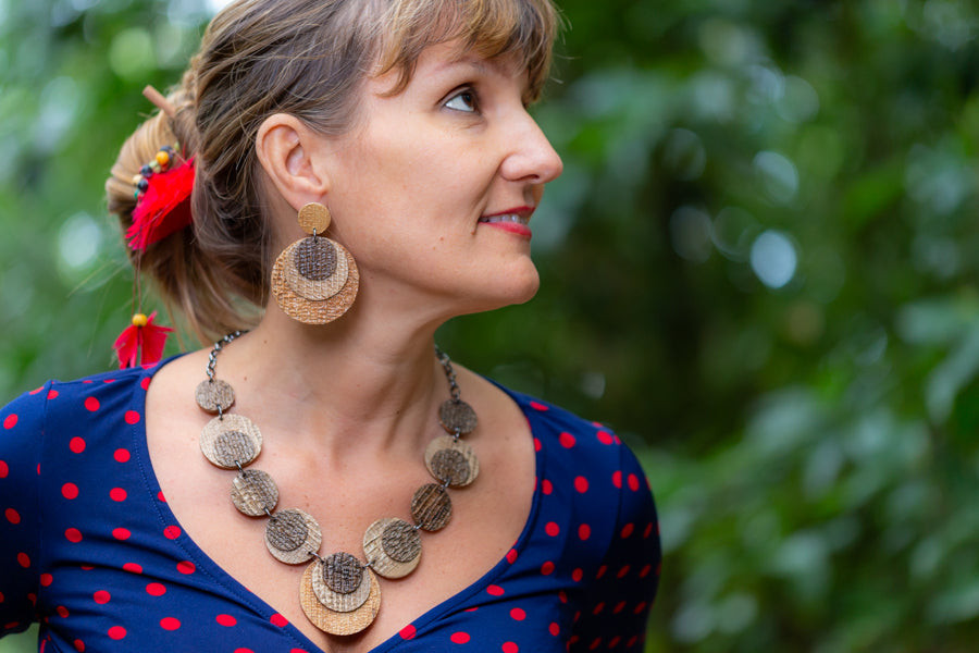 sustainable necklace snd earrings  with recycled materials and banana fibre