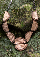 Carregar imagem no visualizador da galeria, sustainable necklace with recycled materials and banana fibre